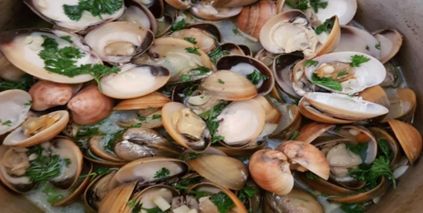 Clams in White Wine with Butter and Garlic